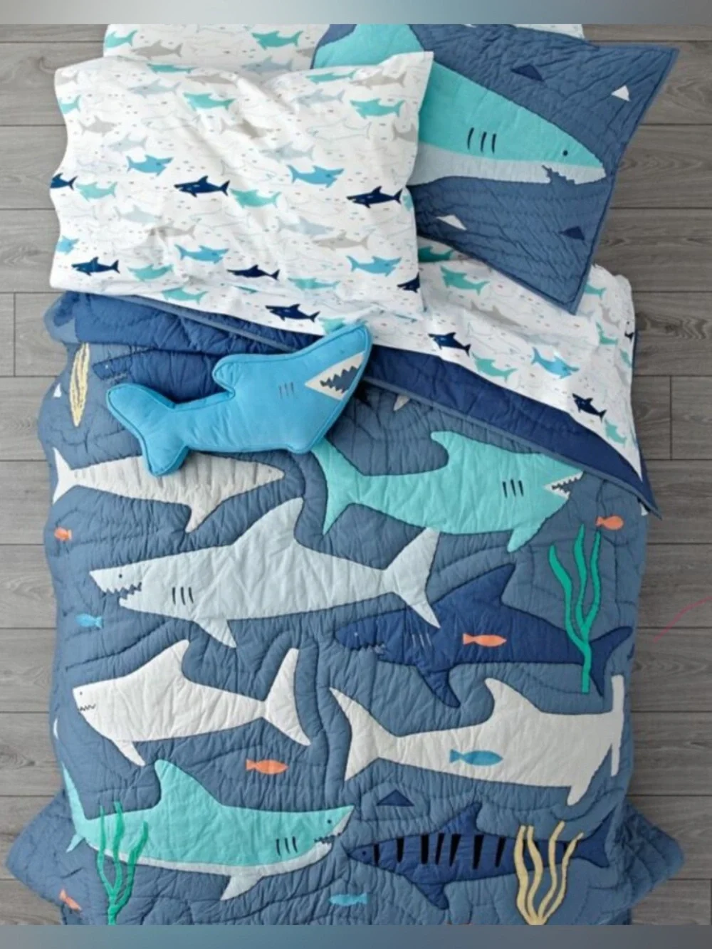 KIDS THE LAND OF NOD BLUE SHARK BAIT COTTON QUILT - FULL / QUEEN
